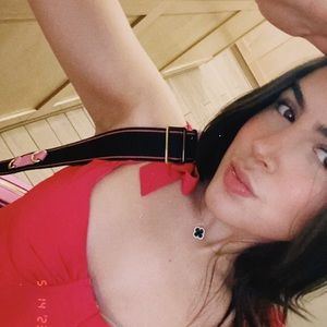 Meet your Posher, Valeria